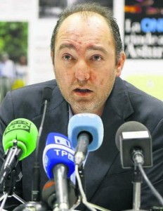 NIEMEYER. DECLARACIONES DE NATALIO GRUESO Y SU EQUIPO. RETIRADA DEL CARTEL
